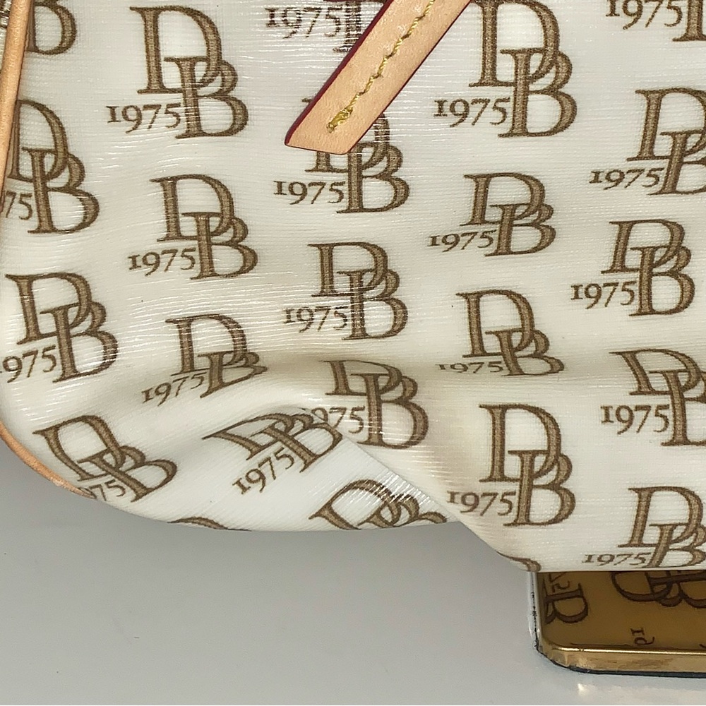 Dooney and Bourke 1975 collection signature cream patent leather shoulder bag - Picture 6 of 10